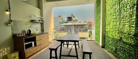 Phòng 4 Deluxe, ban công, quang cảnh thành phố | Khu ẩm thực ngoài trời