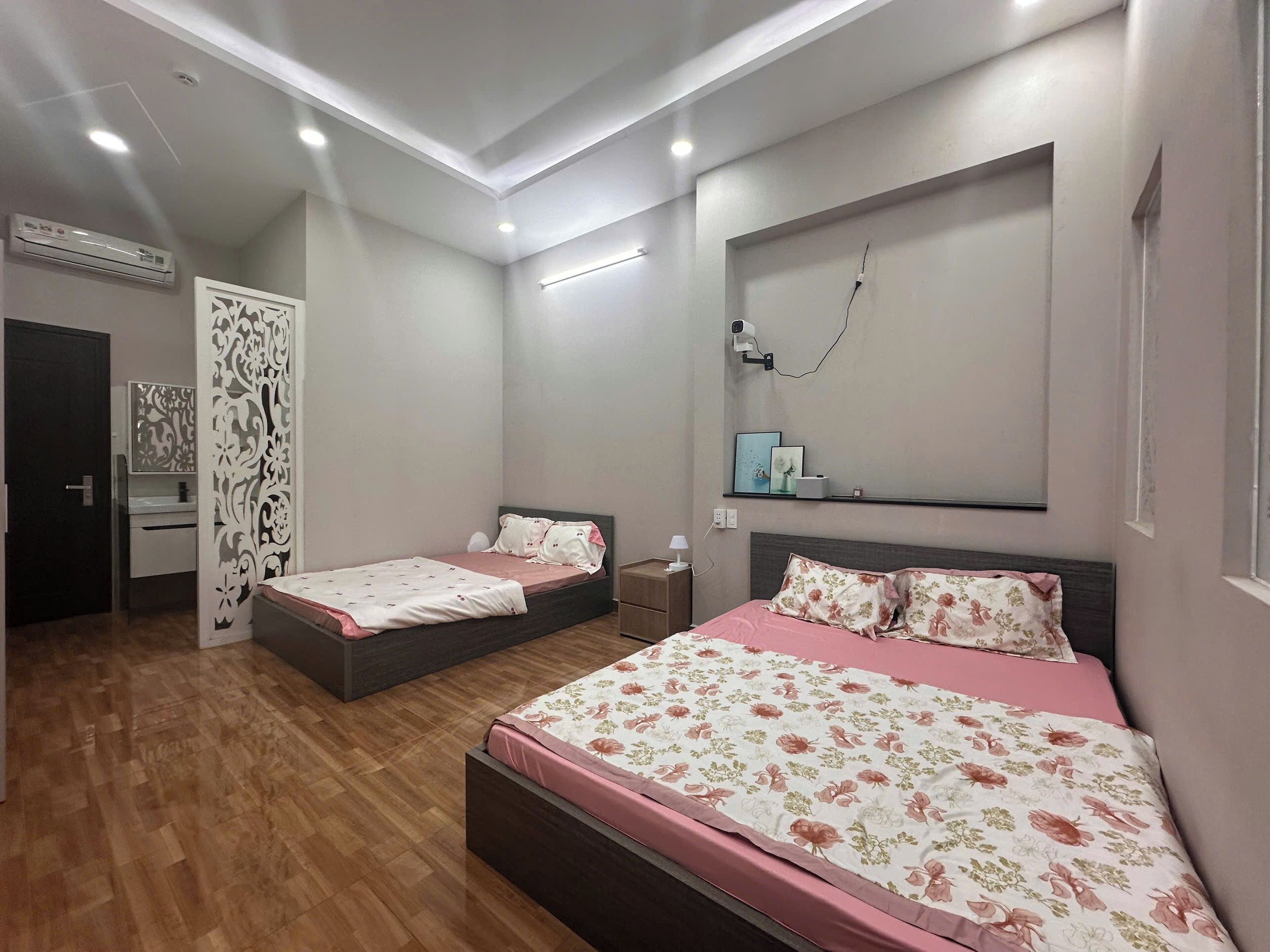 Familie vierpersoonskamer, balkon, uitzicht op de stad | Een bureau, gratis wifi