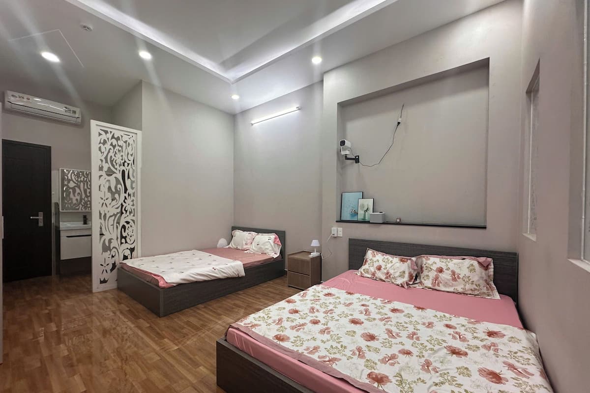 Familie vierpersoonskamer, balkon, uitzicht op de stad | Een bureau, gratis wifi