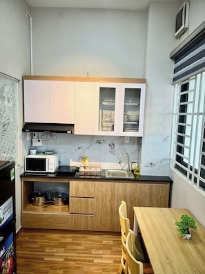 Family Quadruple Room, Balcony, City View | Private kitchen | Fridge, microwave, stovetop, cookware/dishes/utensils - AP Home (Tan Binh)