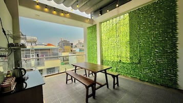 Chambre Quadruple Deluxe, balcon, vue ville | Restauration extérieure