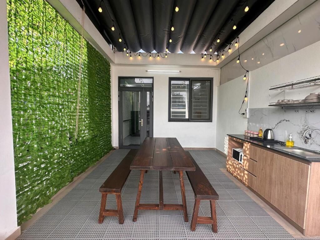 Chambre Quadruple Deluxe, balcon, vue ville | Restauration