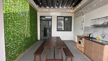 Chambre Quadruple Deluxe, balcon, vue ville | Restauration