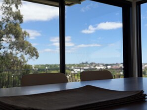Dining - Golden Views 5 min walk to Sovereign Hill A family friendly home away from home. (Golden Point)
