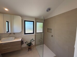 Shower, hair dryer, towels, soap - Golden Views 5 min walk to Sovereign Hill A family friendly home away from home. (Golden Point)
