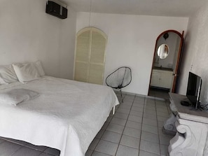 Habitación básica, balcón, vista al lago | Wifi gratis