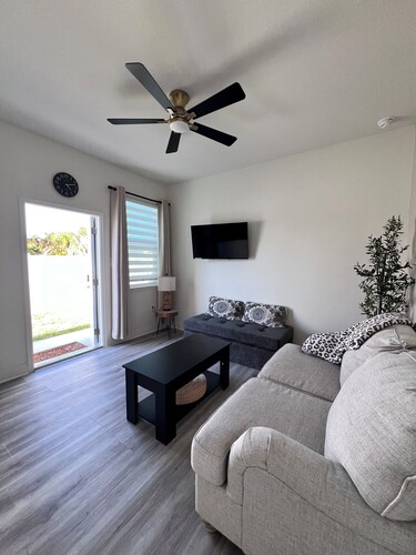Cozy 2-bedroom apartment in beautiful Port St. Lucie with AC