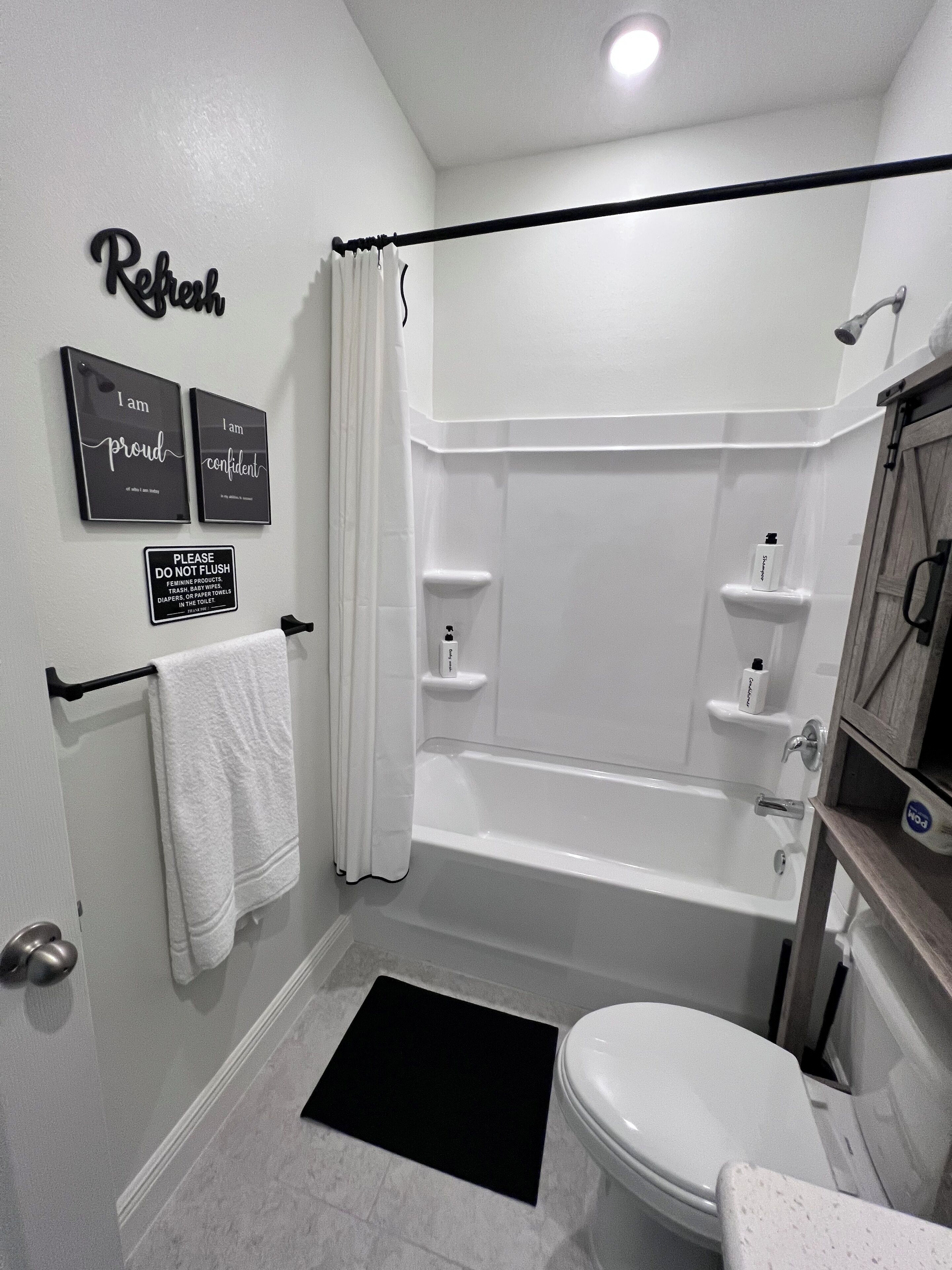 Séchoir à cheveux, bidet, serviettes fournies, savon