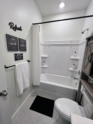 Secadora de cabello, bidet, toallas, jabón 
