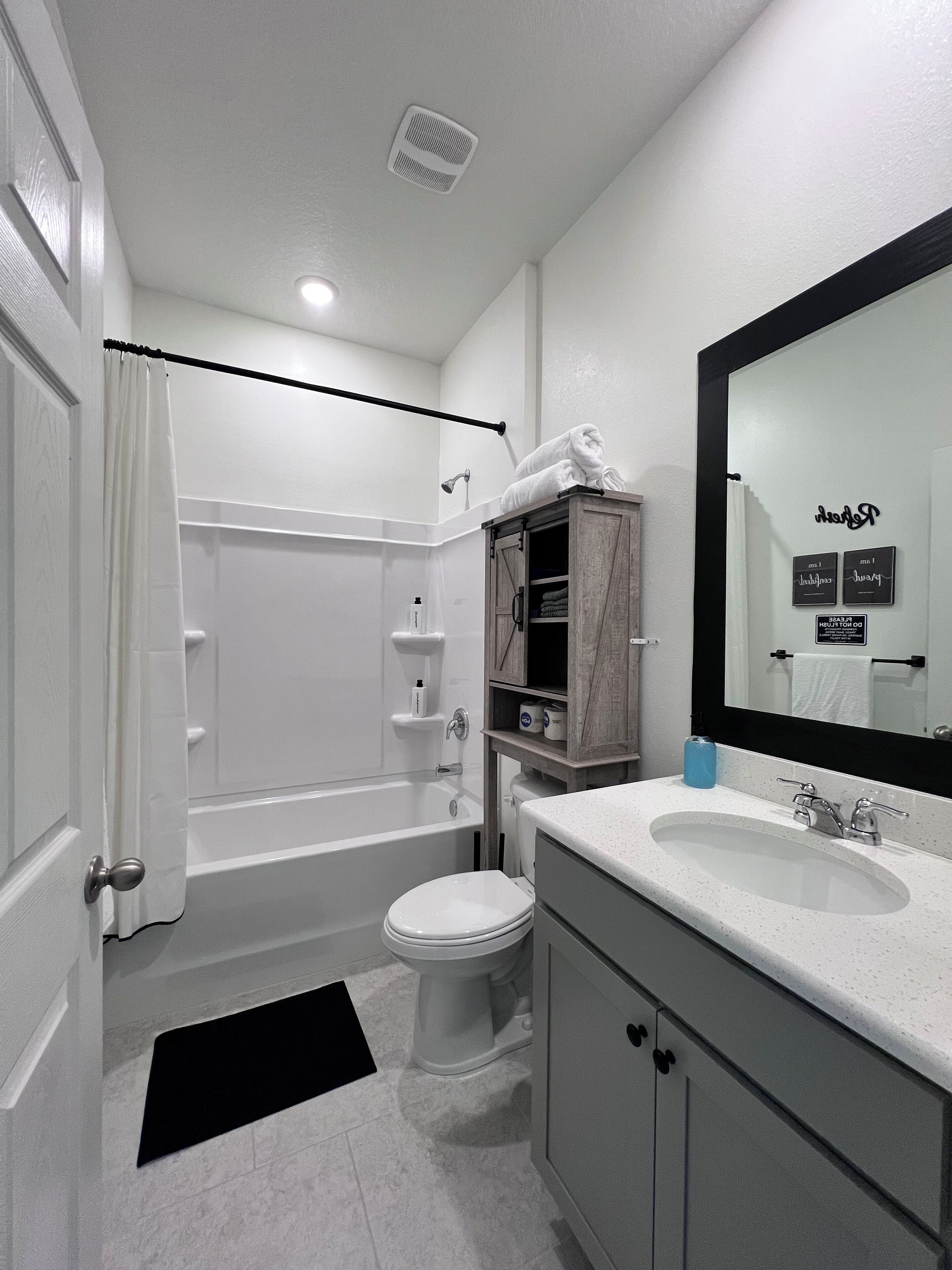 Een haardroger, handdoeken, zeep, toiletpapier