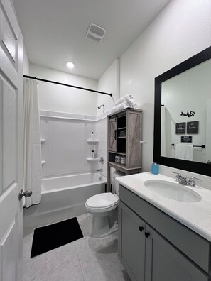 Een haardroger, handdoeken, zeep, toiletpapier