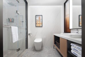 Bruser, gratis toiletartikler, hårtørrer, hjemmesko