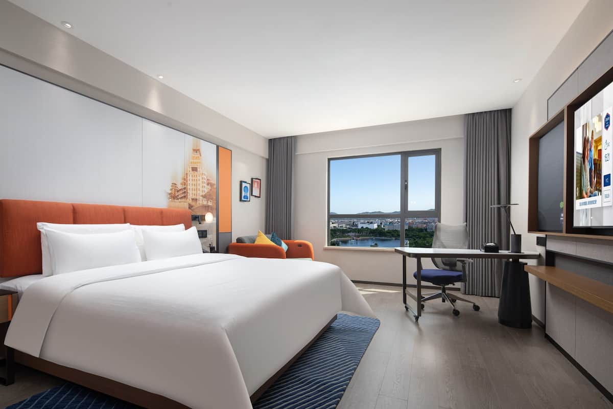 Deluxe King Room | Down duvets, minibar, desk, laptop workspace