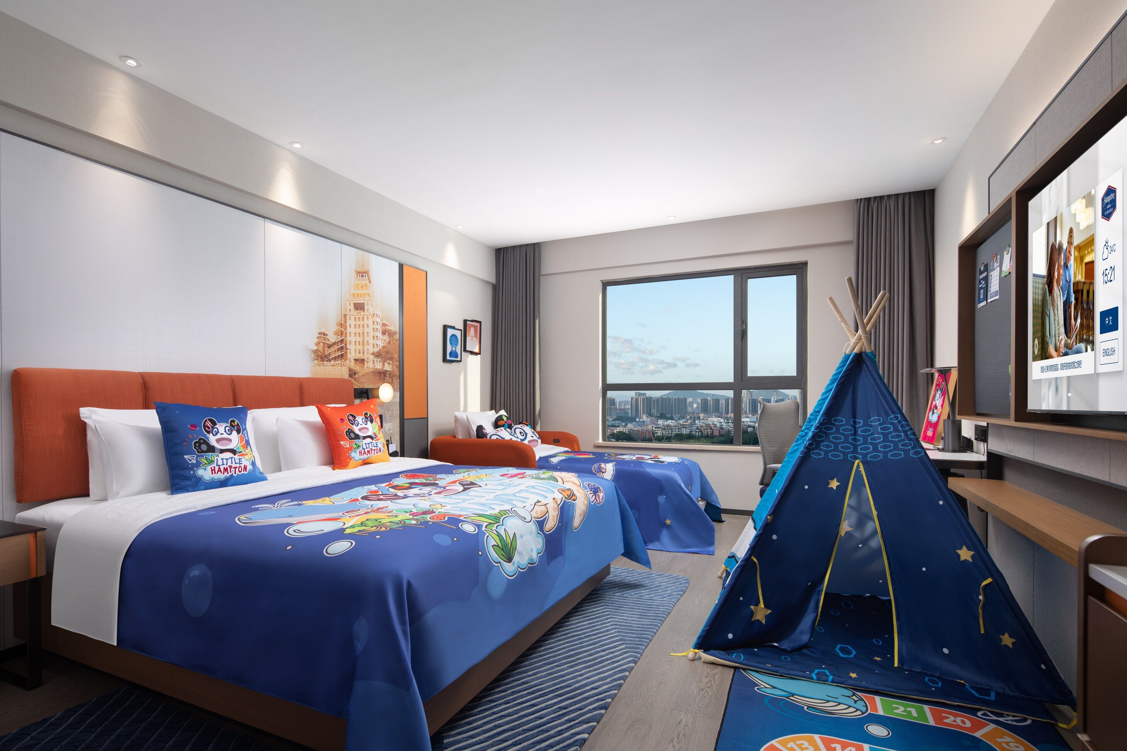 FamilieTwin kamer, uitzicht op stad | Donzen dekbedden, een minibar, een bureau, een laptopwerkplek