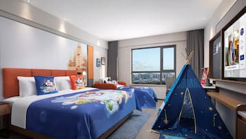 FamilieTwin kamer, uitzicht op stad | Donzen dekbedden, een minibar, een bureau, een laptopwerkplek