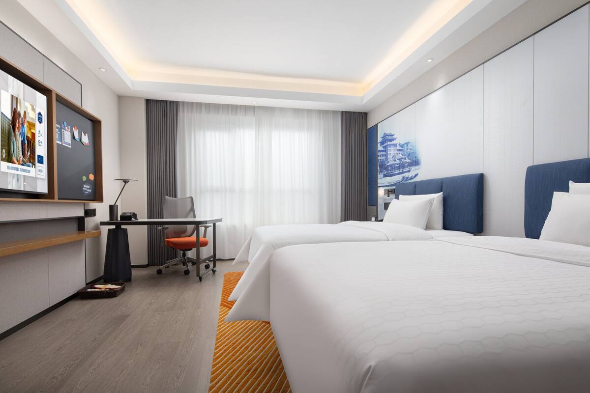 Superior Twin Room | Down duvets, minibar, desk, laptop workspace