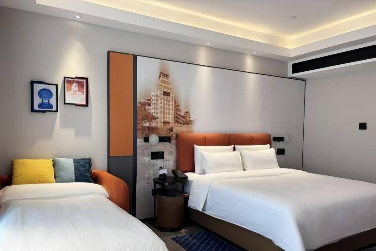 Hampton Family Room with Kids Sofa Bed | Down duvets, minibar, desk, laptop workspace