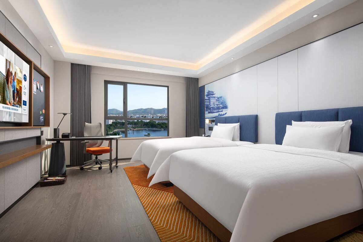 Lake View Twin Room | Down duvets, minibar, desk, laptop workspace