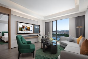 Chambre panoramique double, salle de bain privée, vue sur le lac | Couette en duvet, minibar, bureau