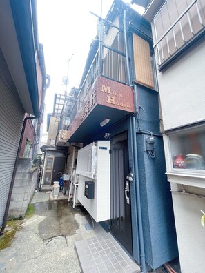 Exterior detail - Renovated Traditional House Quiet residential area Easy airports, Skytree access (墨田区)