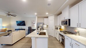 Frigorífico, microondas, horno y placa de cocina