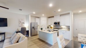 Una Smart TV, un reproductor estéreo