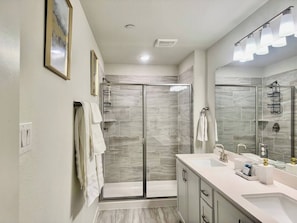 Dusche, Haartrockner, Handtücher, Seife