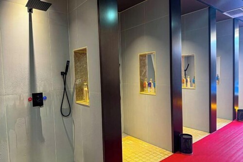Urumqi Yaxin Hotel (Degang Wanda Airport)