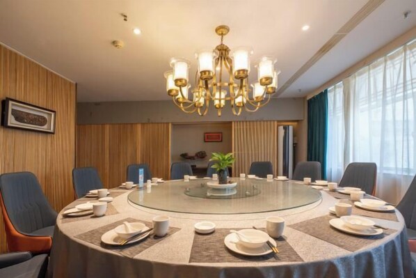 Restaurant - Urumqi Yaxin Hotel (Degang Wanda Airport) (Urumqi)