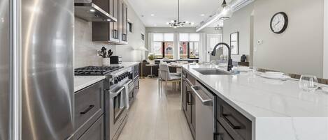 Réfrigérateur, micro-ondes, four, plaque de cuisson