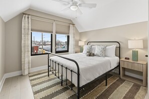 5 Schlafzimmer, Schreibtisch, Bügeleisen/Bügelbrett, WLAN