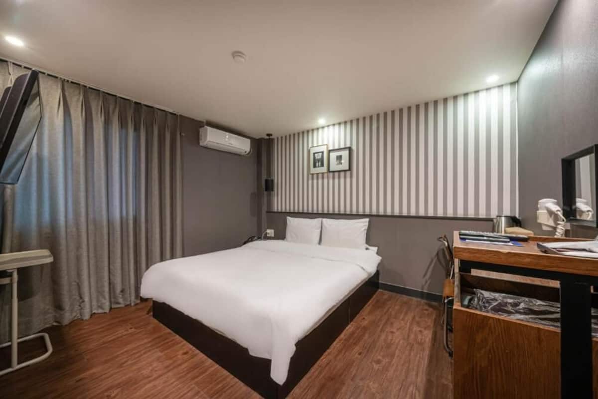 Deluxe Double Room | Free WiFi, bed sheets, wheelchair access