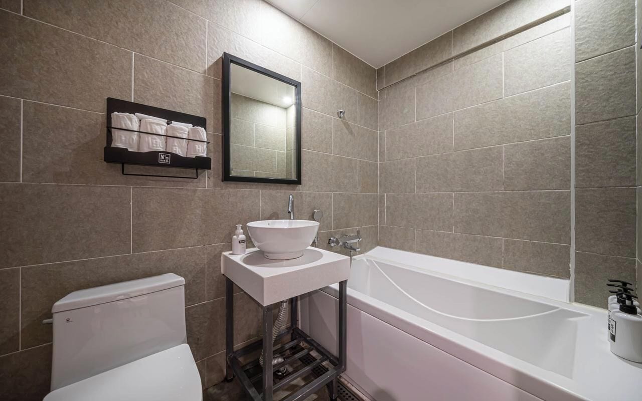 Deluxe - No Parking | Bathroom
