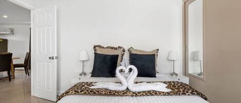 Escrivaninha, Wi-Fi, roupa de cama