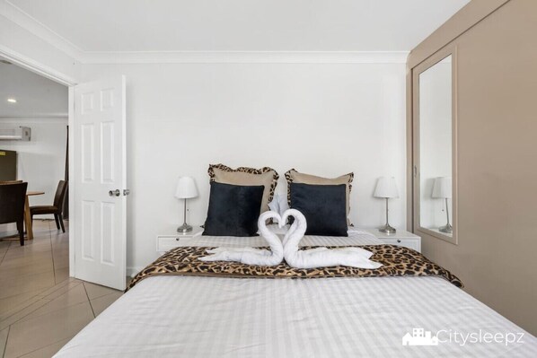 Desk, WiFi, bed sheets