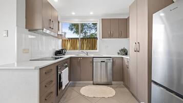 Fridge, oven, stovetop, dishwasher