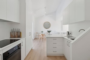 Private kitchen - Hidden Gem, Sauna, Pet-Friendly! (Arrawarra Headland)