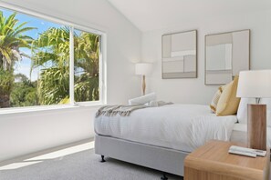 5 bedrooms, iron/ironing board, WiFi, bed sheets