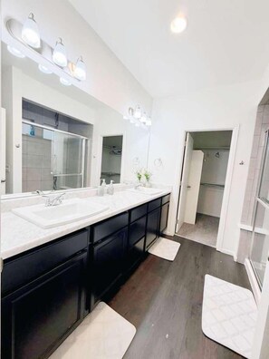 Shower, hair dryer, towels, soap - Den Haven 15 Min From DIA 3 En Suite Bedrooms (Denver)