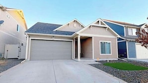 A residential area with houses featuring attached garages and a driveway. - Den Haven 15 Min From DIA 3 En Suite Bedrooms (Denver)
