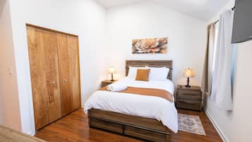 Tabla de planchar con plancha, cuna de viaje, wifi y ropa de cama