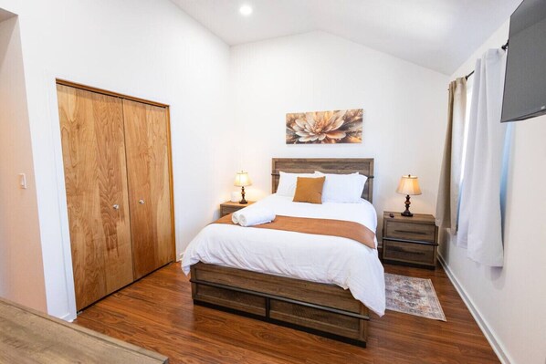 Iron/ironing board, travel cot, WiFi, bed sheets - Pocono Mountains Pastime Place - 2 Bedroom, 2 Bath, private townhome with wood-burning fireplace and jacuzzi tub (East Stroudsburg)