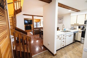 Interior - Pocono Mountains Pastime Place - 2 Bedroom, 2 Bath, private townhome with wood-burning fireplace and jacuzzi tub (East Stroudsburg)