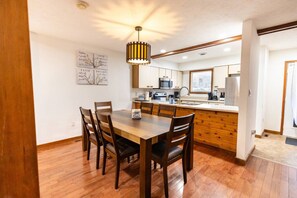 Dining - Pocono Mountains Pastime Place - 2 Bedroom, 2 Bath, private townhome with wood-burning fireplace and jacuzzi tub (East Stroudsburg)