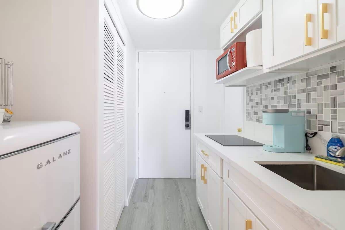 Refrigerador, microondas, cafetera expreso, cafetera/tetera