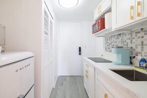 Refrigerador, microondas, cafetera expreso, cafetera/tetera