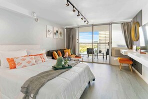 1 habitación, escritorio y espacio para trabajar con laptop