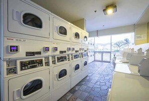 Laundry room - @ Marbella Lane - Scenic Waikiki Canal View+ Beach (Honolulu)