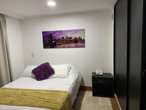 Classic Double Room, Balcony, Garden View | Iron/ironing board, free WiFi - Red deer suites (Elliot Lake)