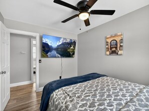 3 habitaciones, tabla de planchar con plancha, wifi y ropa de cama 